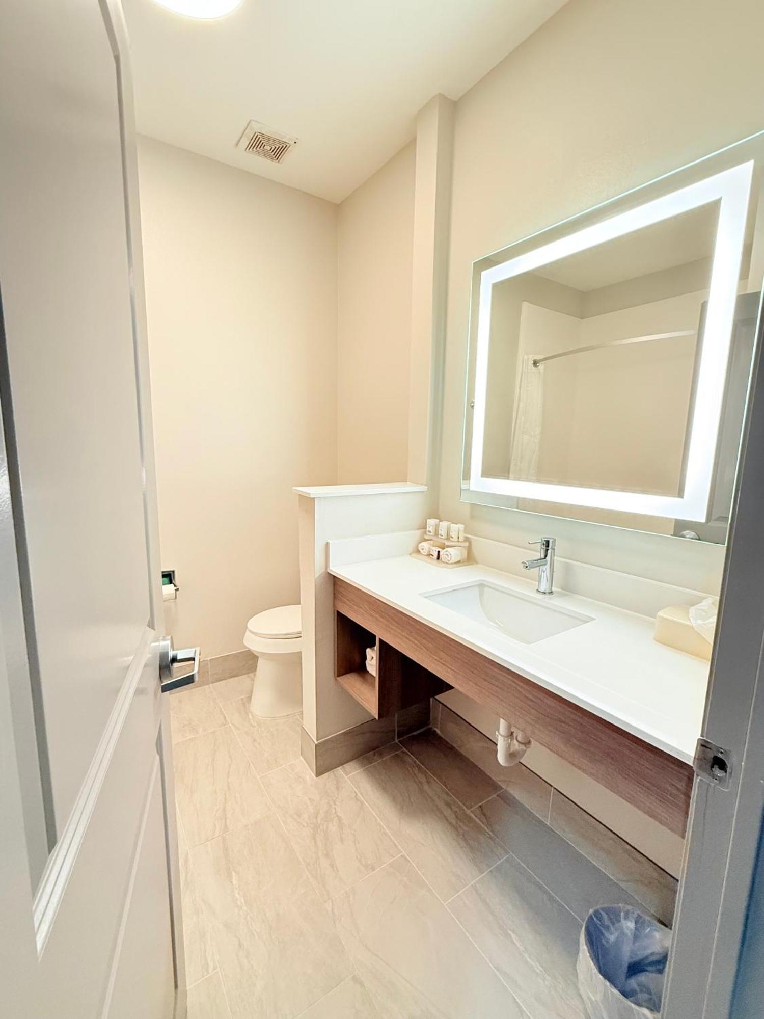 Holiday Inn Express Kenedy By Ihg מראה חיצוני תמונה