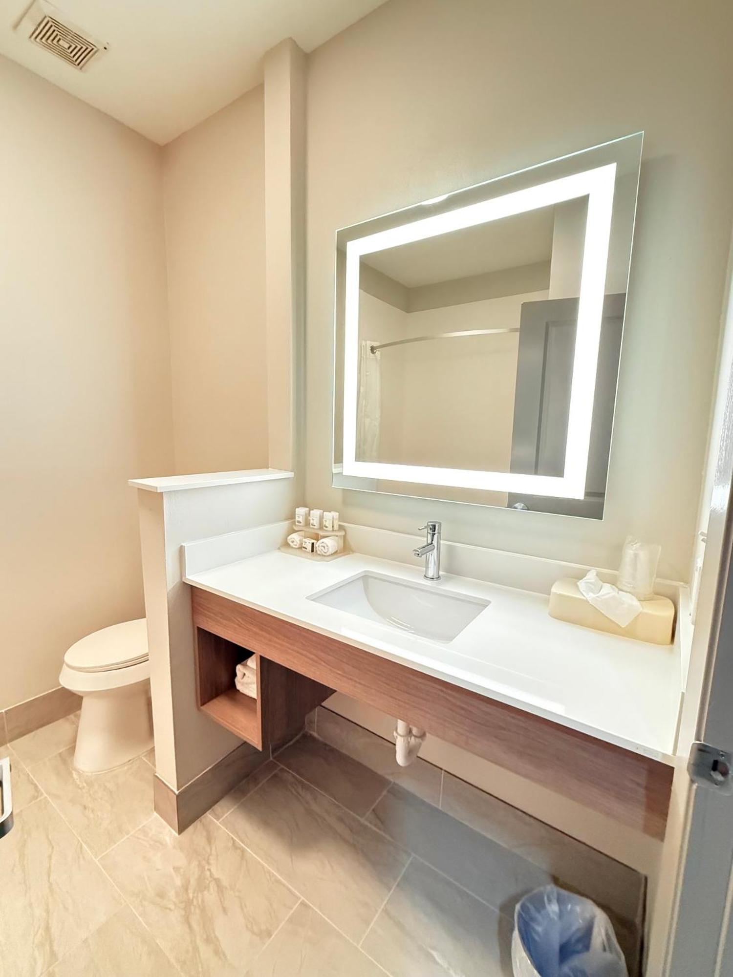 Holiday Inn Express Kenedy By Ihg מראה חיצוני תמונה