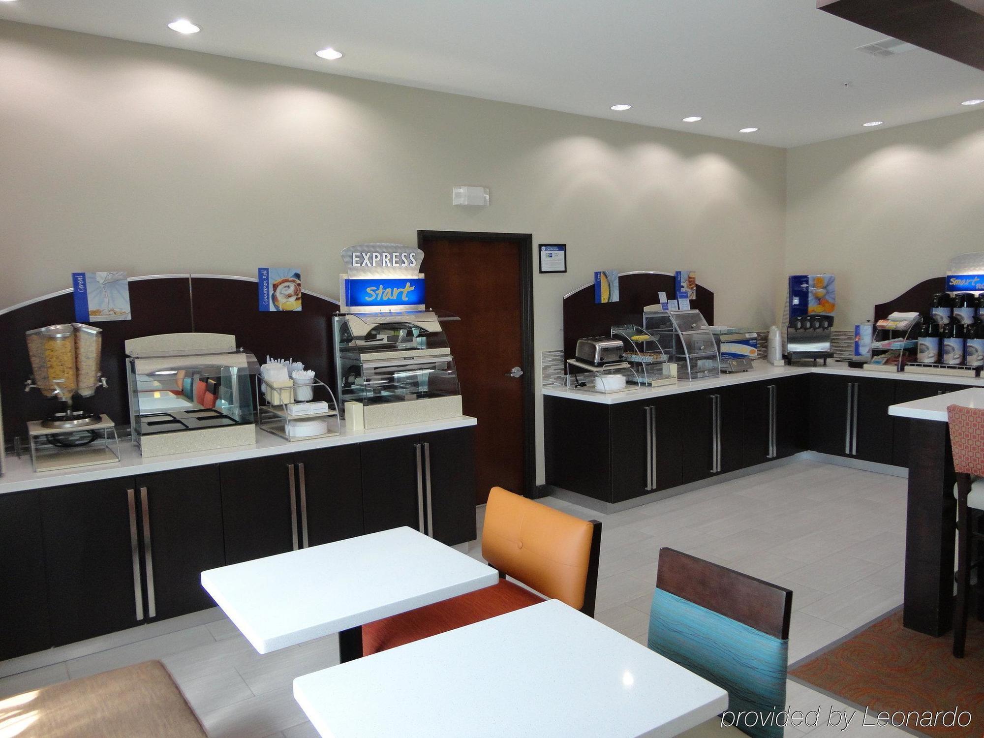 Holiday Inn Express Kenedy By Ihg מראה חיצוני תמונה